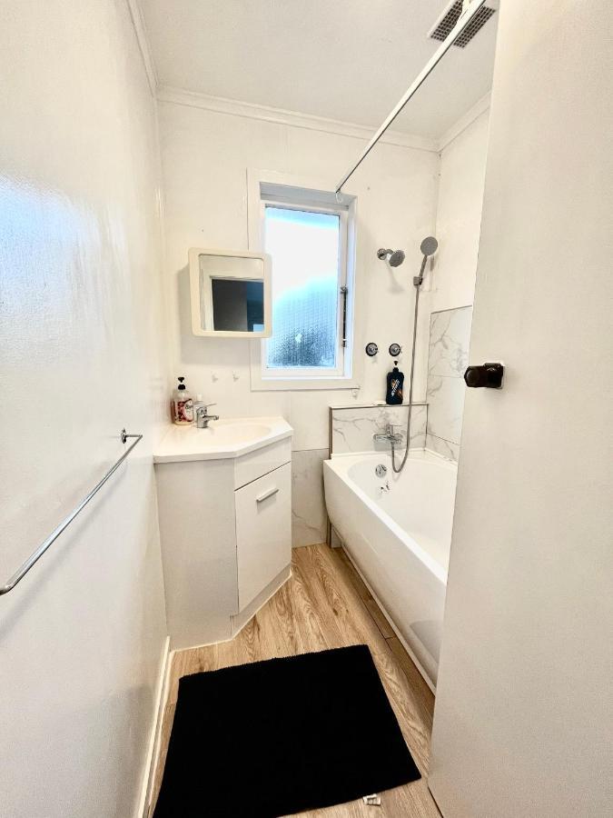 Entire House In Mt Wellington, Central オークランド エクステリア 写真